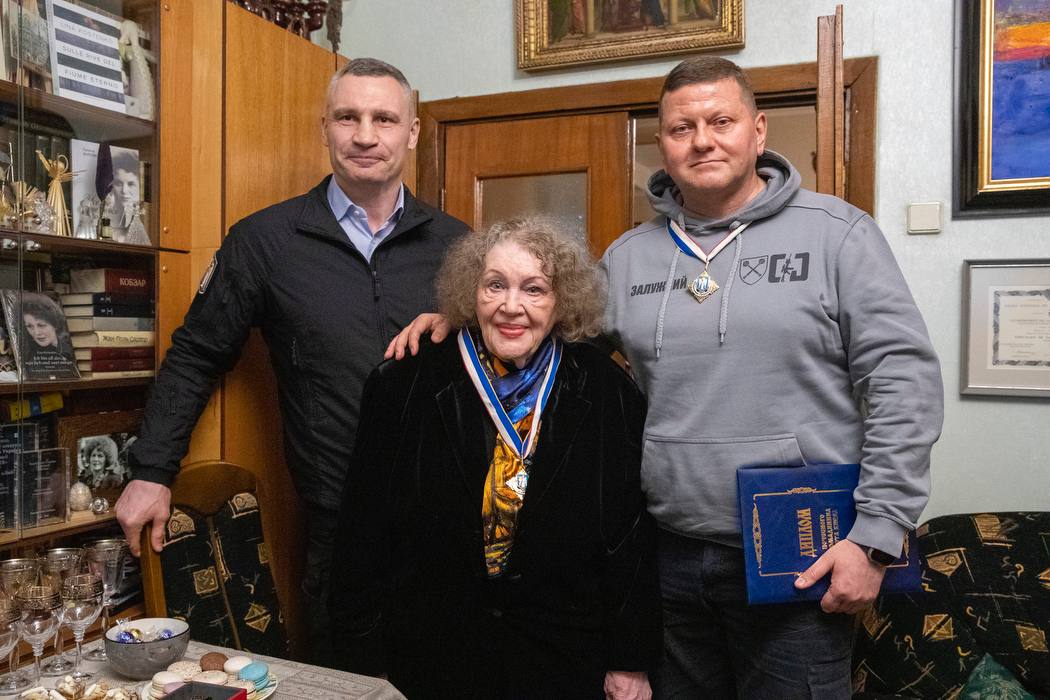 Ліна Костенко, Валерій Залужний та Віталій Кличко на спільному фото: що об’єднує поетесу та колишнього головнокомандувача ЗСУ Ліна Костенко, Валерій Залужний та Віталій Кличко на спільному фото: що об’єднує поетесу та колишнього головнокомандувача ЗСУ